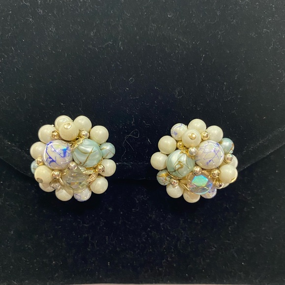 Vintage clip on earrings - Picture 1 of 2